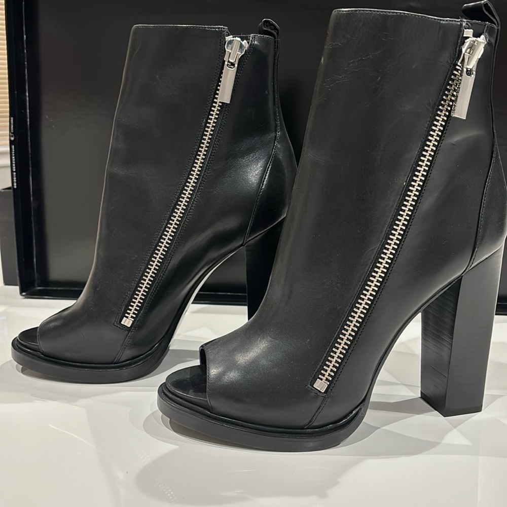 NEW Rachel Zoe Jillian Vachetta peep toe black leather booties size 10
